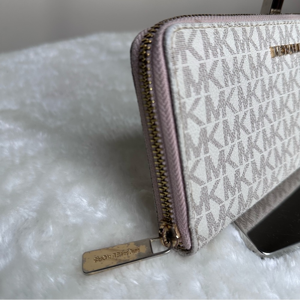 Michael Kors Jet Set Travel Zippy Wallet - Picture 5 of 14